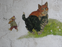 828581 Afbeelding van twee katjes en een weglopend gekleed muisje dat zegt: Nou ja , geschilderd op de muur in een ...